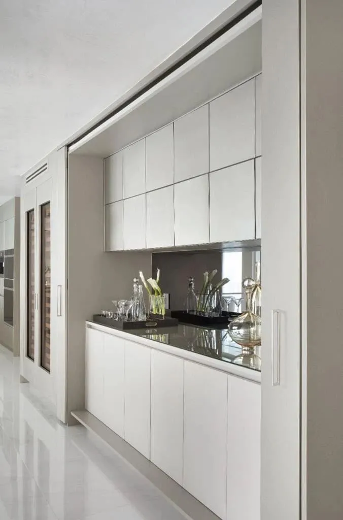Coastal Luxury Living in Miami: Natural Materials, Light Woods and Timeless Oceanfront Design