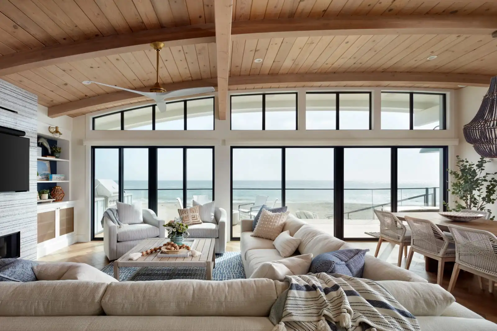 Coastal Luxury Living in Miami: Natural Materials, Light Woods and Timeless Oceanfront Design